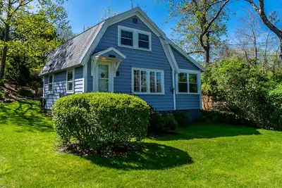 Image de Charmant cottage près de l'océan avec accès à la plage et près de Gloucester!