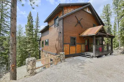 Image de Nouveau chalet de montagne rustique moderne, grandes fenĂŞtres avec vue sur la grande terrasse / le bain Ă remous