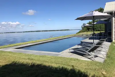 Image de vues incroyables sur l'eau, piscine de 50 'et plage privée