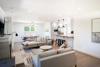 Image de Nouveau! Maison de designer moderne à Palo Alto