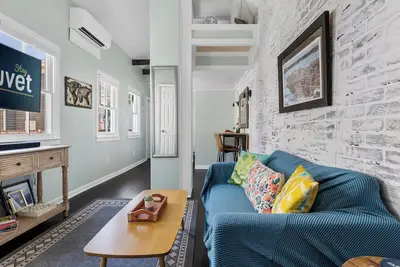 Image de Blue Cottage - Downtown 1 Bed \/ 1 salle de bain complète Studio - 1 Min de la salle de cèdre à l'usine de cigares