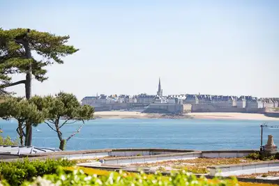Image de Face à la cité corsaire de Saint Malo