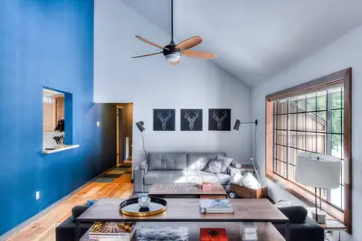 Image de Superbe designer Tahoe Donner Home avec cheminée, maison privée