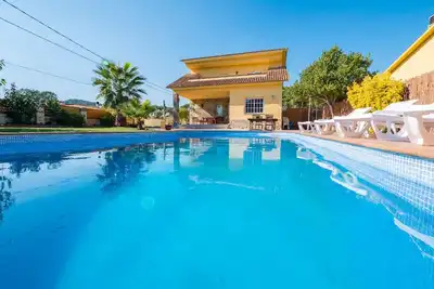 Image de Club Villamar - Grande villa avec piscine privée, terrasse extérieure située dans un quartier tra. . .