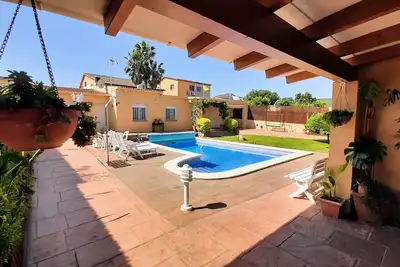 Image de Maison avec piscine privée et barbecue
