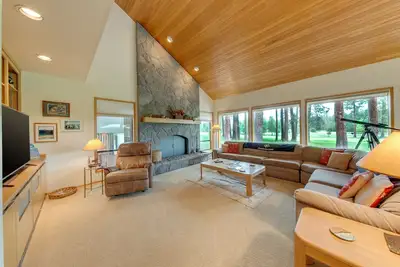 Image de Belle maison Glaze Meadow avec vue sur le golf et bain à remous privé!