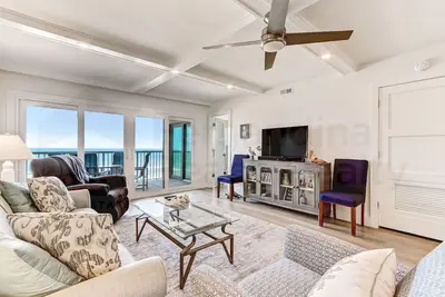Image de Top Floor Oceanfront condo! Mises à jour modernes et un W / D dans l'unité. Grills communautaires, jetée de pêche privée et courts de tennis!