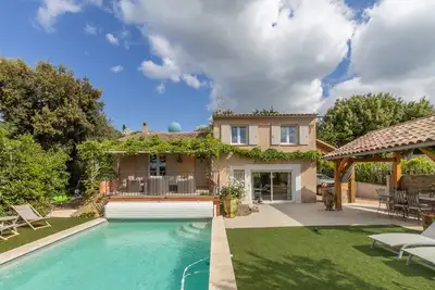 Image de Maison Beally - Maison de vacances charmante avec piscine privée pour 8 personnes à Eyragues.
