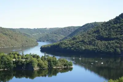 Image de 25km Vulcania Clermont - 500m plage aménagée (lac 450 hectares)