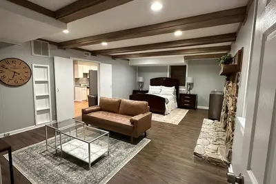 Image de Lumineux et charmant appartement sous-sol près du centre-ville de Roswell