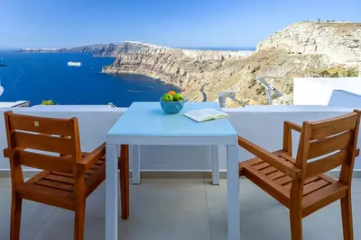 Image de vue spectaculaire sur la caldera de Santorin