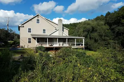 Image de Spacieuse maison récemment rénovée à 5 minutes du lac Raystown!