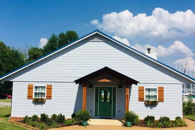 Image de Belle maison neuve sur le lac Guntersville!