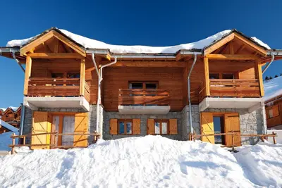 Image de Chalet Duplex de montagne à 50m des pistes | Accès Piscine couverte + Sauna!