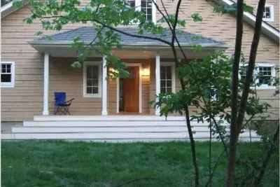Image de Maison Contemporaine sur Quiet Country Road / Marche de la plage et Fresh Pond