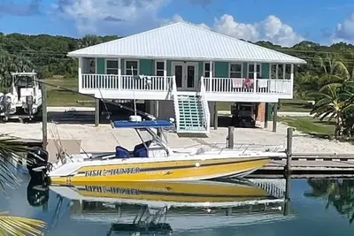 Image de Nouvelle Location! ! ! Conch Heaven est une maison de quatre chambres sur un canal avec un quai.