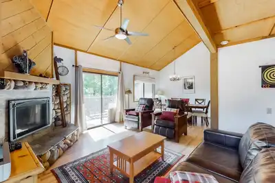 Image de Chalet acceptant les chiens avec piscine commune, bain à remous, cheminée en pierre, près du lac