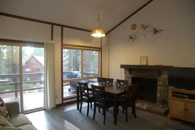 Image de 2bd 2ba Condo Wood Fireplace Hdtv à écran plat à proximité du domaine skiable