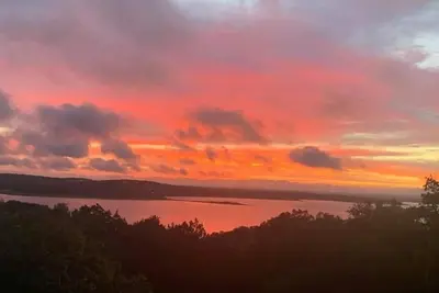 Image de Parfait maison de vacances w / vue sur le lac et magnifique décor; près de la rampe de bateau