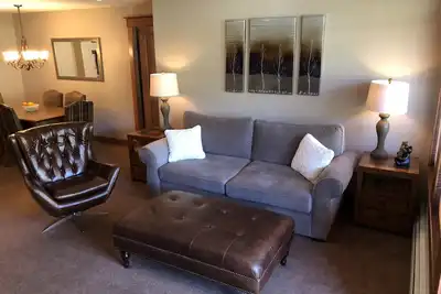 Image de Nouvelle Liste! À quelques pas de l'ascenseur - Condo Premium de 2 chambres / 2 salles de bain à Mill Club
