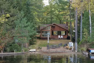 Image de Log Cabin sur le magnifique lac dans le nord du Michigan