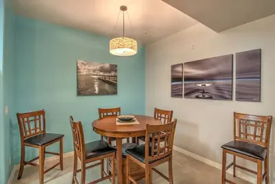 Image de Nouveau condo au rez de chaussée avec piscine