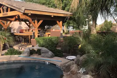 Image de Piscine privée, barbecue Oasis de détente, Maison entière 3 chambres à coucher 2 salles de bain