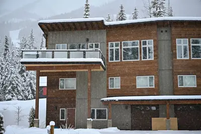 Image de Nouveau construit, maison moderne de ski-in / ski-out avec de superbes vues sur Columbia River Valley