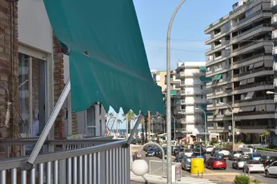 Image de 2 chambres \/ 2 salles de bain, Appartement récemment rénové, à 3 min de la plage
