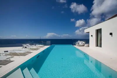 Image de Designs exceptionnels, piscine à débordement, salon transformable en home cinéma, Wifi gratuit