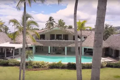 Image de Villa de luxe sur la plage avec 13 chambres, 16 salles de bain, piscine, jacuzzi, . .