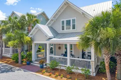 Image de 30a Beach House Cliquez Sur Les Pins De Mer! Plage, piscine, centre et plus! Woo Hoo!