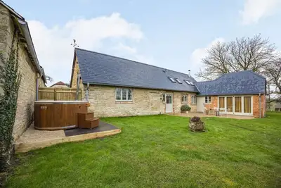Classic Cotswolds Getaway in Radcot