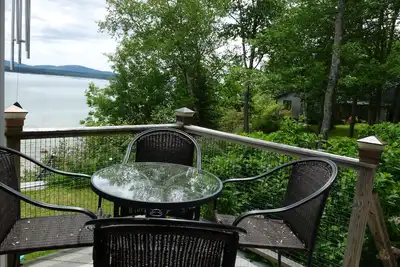 Image de Sea Gypsy: Shorefront sur Western Bay avec cheminée et vue sur Mdi et Acadia