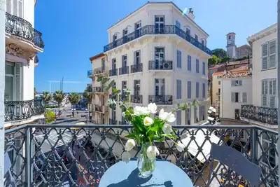 Nouveau! Appartement de luxe de 3 chambres et 3 salles de bain avec balcon et vue sur la mer à côté du marché local