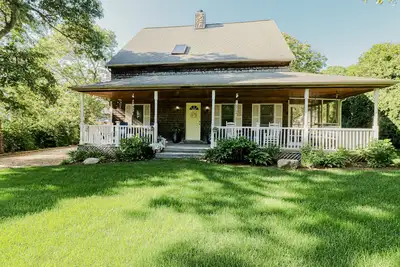 Image de Nouvellement rénové maison w / nouveaux meubles, grande cour et grands porches!