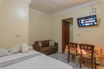 Image de Tropical Island Aparthotel - Studio Familial 1 Lit Double 1 Simple - Wi-Fi Gratuit - Tropical Island Aparthotel - Studio Familial, 1 Double, 1 Lit Simple - Kitchenette Wi-Fi