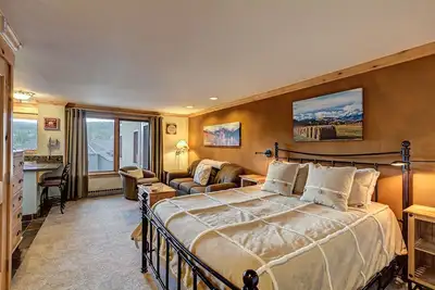 Image de Ski In / Ski Out, Village Studio & 1 Ba Condo, 4 couchages, piscine, 1 Block to Town