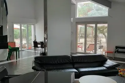 Image de Superbe villa d’architecte 230m2 de caractère climatisé dans parc arboré clôturé