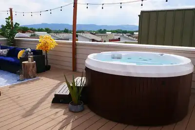 Image de Nouveau! Oasis sur le toit, avec bain à remous et vues sur la montagne dans la vieille ville de Fort Collins!