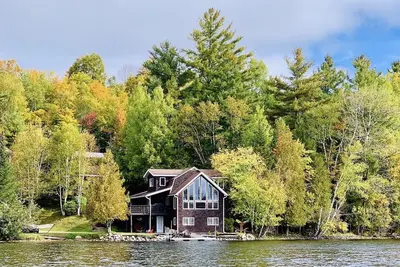 Image de Retraite au bord du lac 4bd / 3ba sur le lac Flower