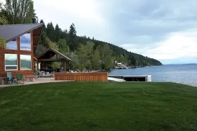 Belle Bigfork Cabin sur la rive du lac Flathead qui vient avec un bateau Slip