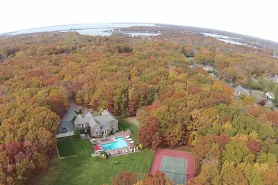 Image de 9br Sag Harbor Private w / Pool-Tennis-B-ball-HotTub