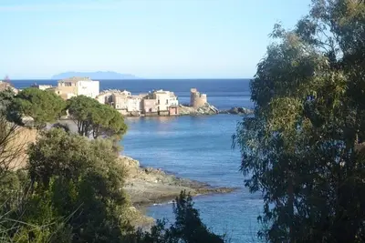 Villa entière sans vis-à-vis avec piscine vue mer sur grand jardin fleuri!