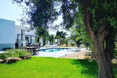 Image de Hydeaway villa moderne avec piscine privée située dans les oliveraies