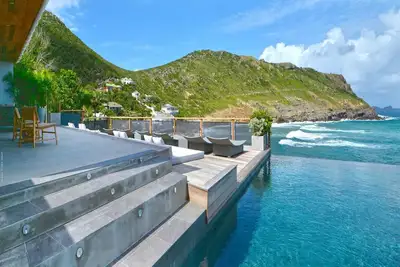 Image de Vues splendides sur l'océan, piscine à débordement, canapé banquette, énormes transats, restaurant Alfresco