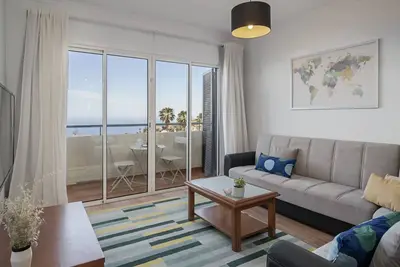 Image de Garajau Iii, avec balcon et vue sur la mer.