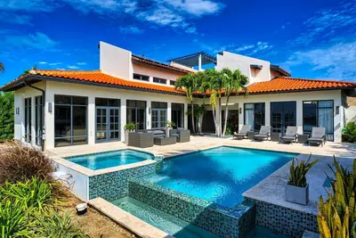 Image de Nouveau! Majestic 4 Br villa 200 m de Marriott Jacuzzi w \/ heat