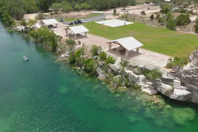 Image de The Riv Resort: chalet 3 sur 4 sur la rivière Nueces, à 5 minutes au sud de Camp Wood