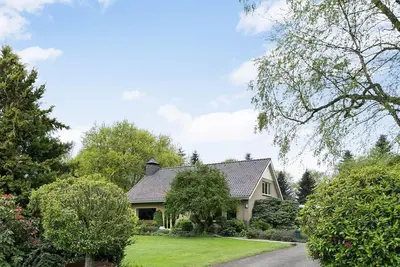 Grand salon avec salle de bain privée dans une maison de campagne. Zone rurale.